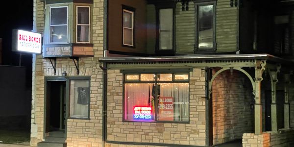 Jeff Brown Bail Bonds in Springfield Ohio.  Night view of Springfield office.