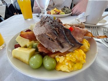Roast beef, chicken, fresh fruit, great Sunday brunch.