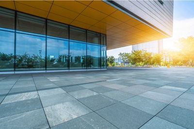 face fixed shopfront glazing on large commercial building