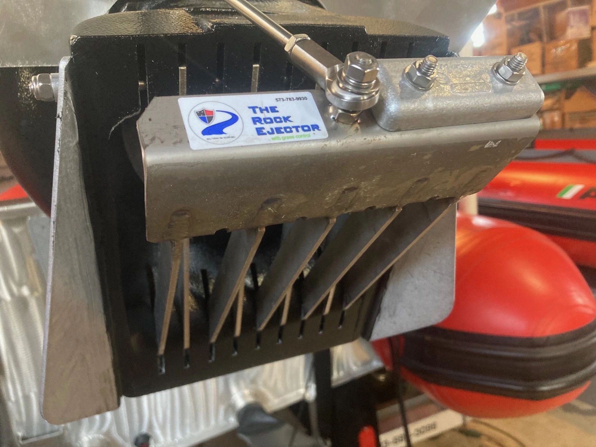 ROCK EJECTOR STOMP GRATE
