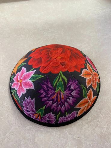 Kippot with discounts, kippot on sale, cheap kippot for weddings and bar mitzvah. custom kippot.