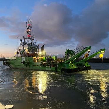 Vessel dredging the Schelte River