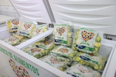 Freezer com alimentos congelados de tampa aberta expondo alimentos congelados, comida boa.