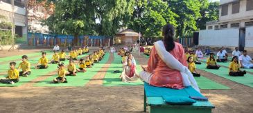 स्कूल में योग सत्र चल रहा है।