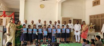 स्कूल के छात्रों और शिक्षकों के साथ अनुकरण प्रमाणपत्र धारक बच्चे।