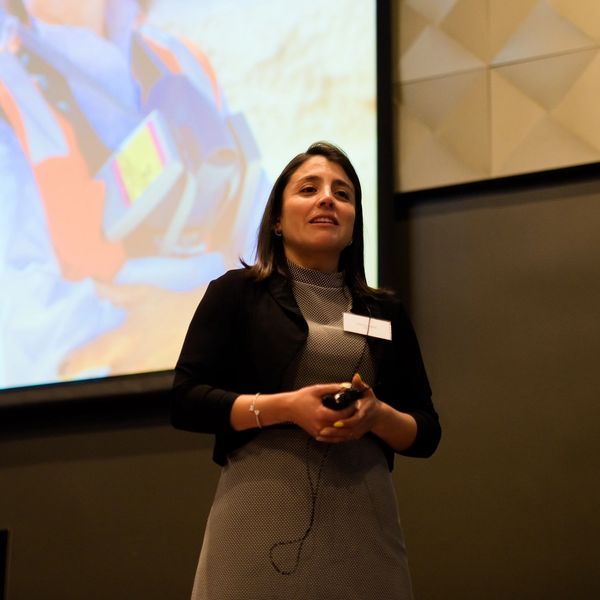 Destacada Presentación, Cía Minera  Lomas Bayas, Representada por su Gerente Excelencia Operacional
