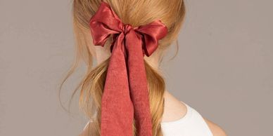 KITSCH PRODUCTS, MODEL WITH HAIRBOW