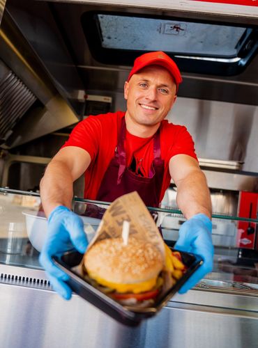 Grill šefas ant ratų BELLY BUDDY food truck mėsainis