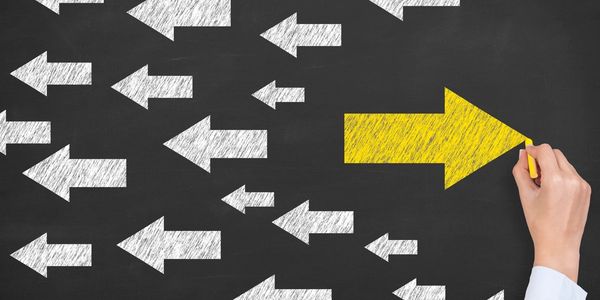 Várias setas brancas de diversos tamanhos apontando para uma direção e apenas uma seta sendo pintada