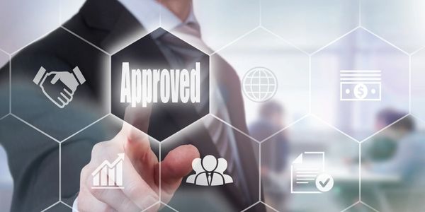 Executivo de Vendas apertando botão de aprovado para um grande negócio