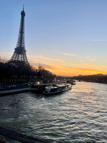 La torre Eiffel y el río Sena en París.