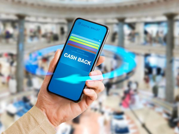 Digital wallet app showing cashback reward in a mall.