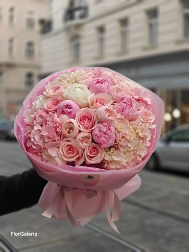 Soft premium rose bouquet in delicate pink-peach tones