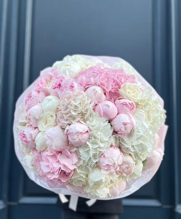 Luxurious round bouquet with blush and ivory roses