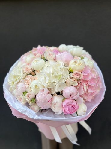 Luxurious round bouquet with blush and ivory roses