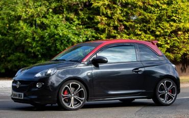 Fiat 500 car standing on tarmac against a hedge in Roxton Bedford buy a car, sell a car, cheap car