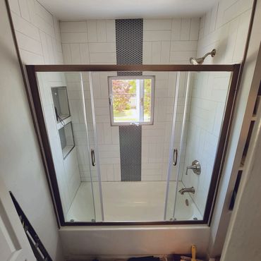 Sliding-door tub