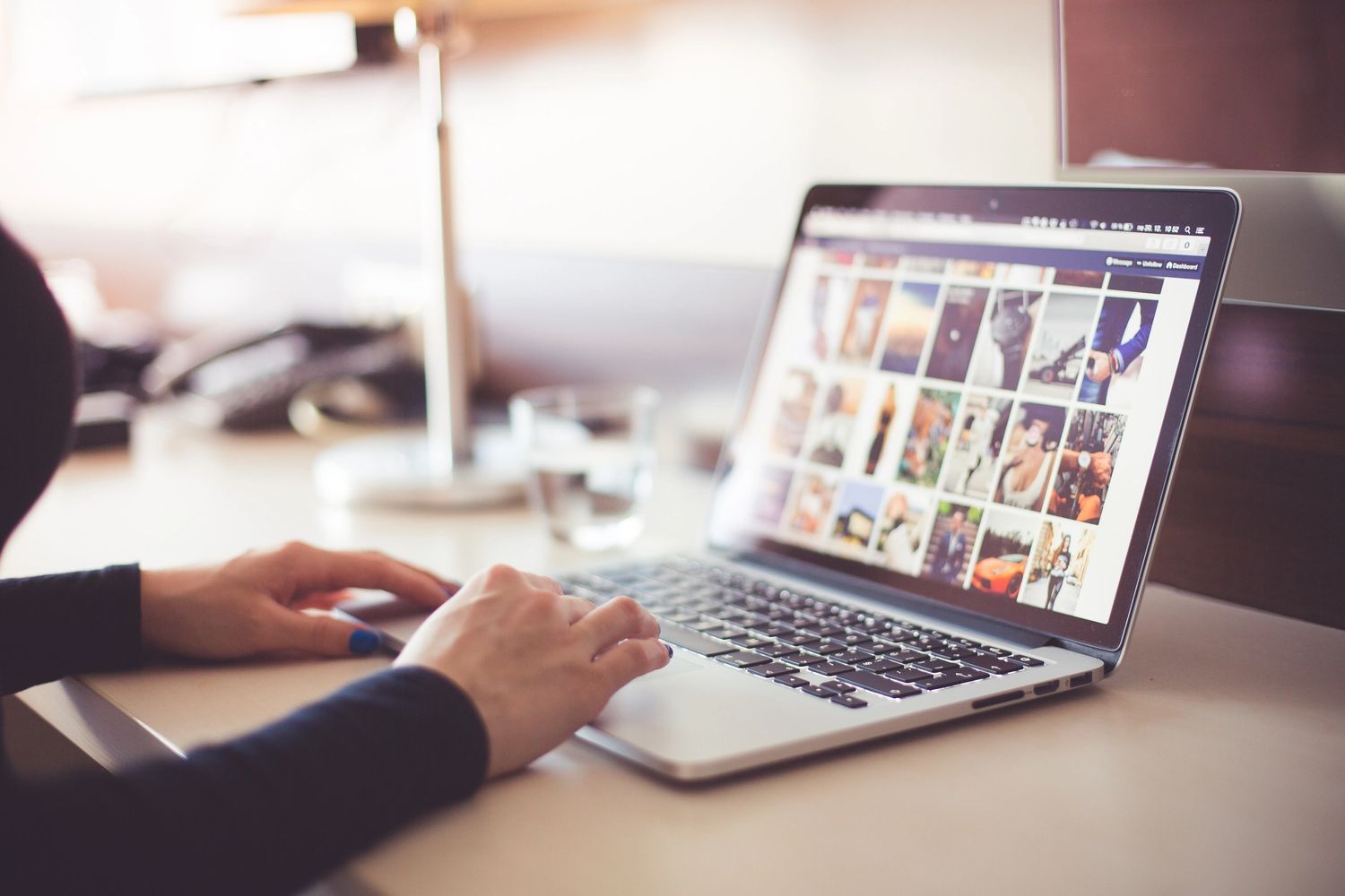Digital photo organizing laptop screen.