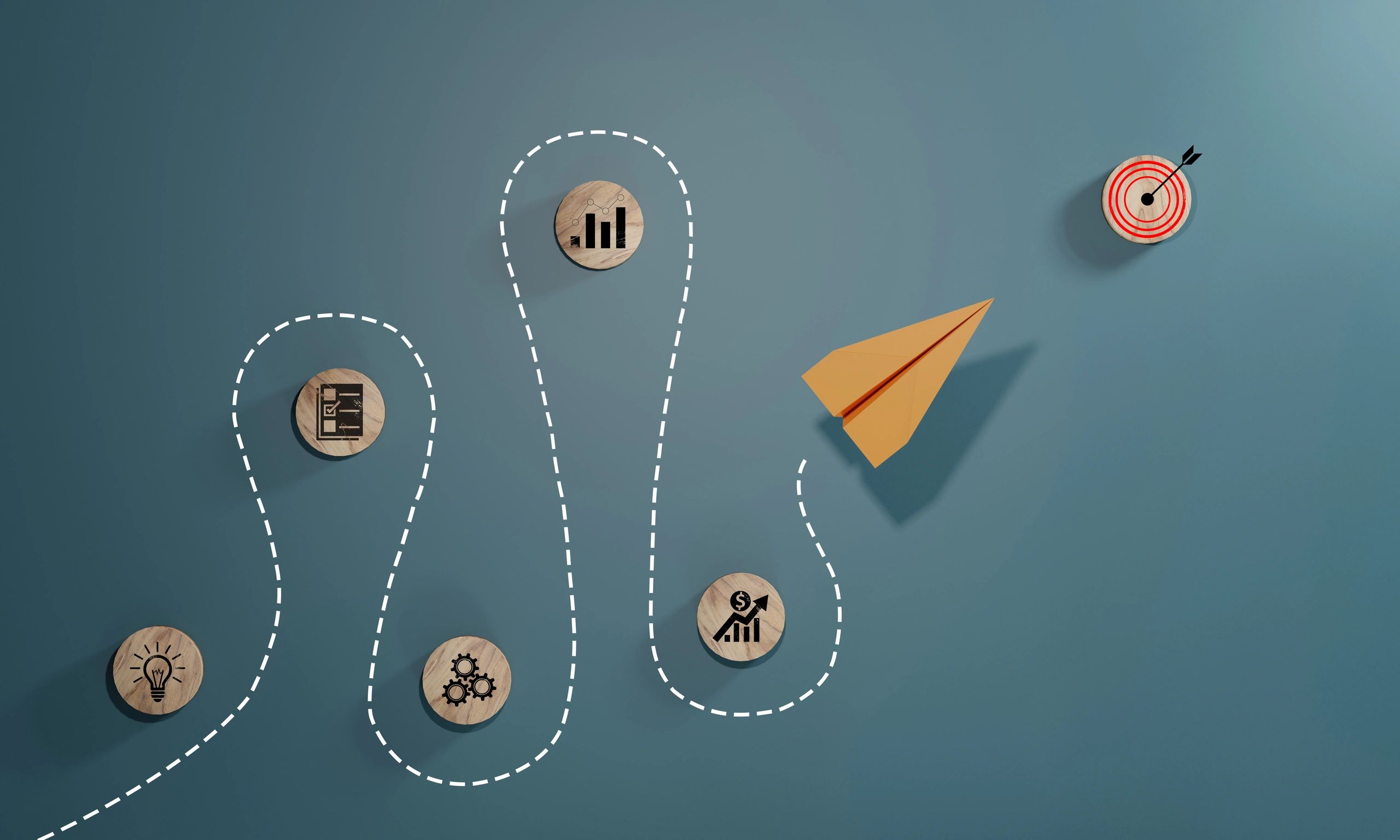 Camino al éxito con metáforas visuales de estrategia y objetivos.