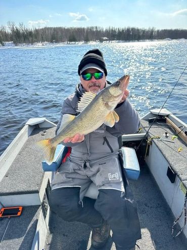 Early Spring fishing on Rainy River 2023