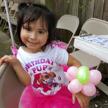 Houston kids love face painting and balloon twisting in Houston with a clown. Hire kids party expert