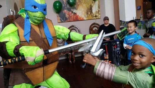 Houston birthday party entertainment with superhero leonardo turtle with new hero posing @ party