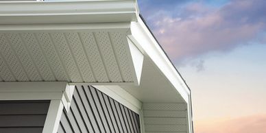 soffit, facia, gouttière en aluminium. pinion de maison. pliage d'aluminium