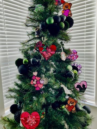 Leave your Christmas tree up and just add BOWS for the holidays following to keep the fun going