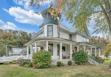 The Alderson Inn bed and breakfast. Lewisburg hotel, bed and breakfast. Alderson, WV