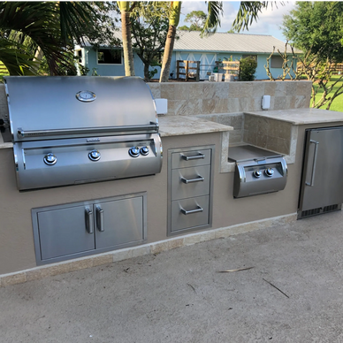 Here is an example of an outdoor kitchen with all the goodies….
