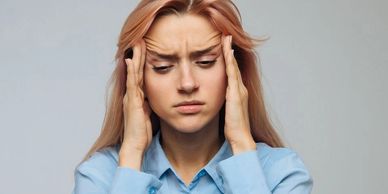 Patient suffering from headaches/migraine, illustrating symptoms of TMJ disorder.