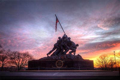 Statue of soldiers raising flag