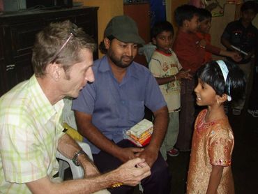 Australian teacher interacts with Indian students 