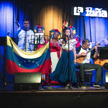 Venezuelan group singing Venezuelan songs
