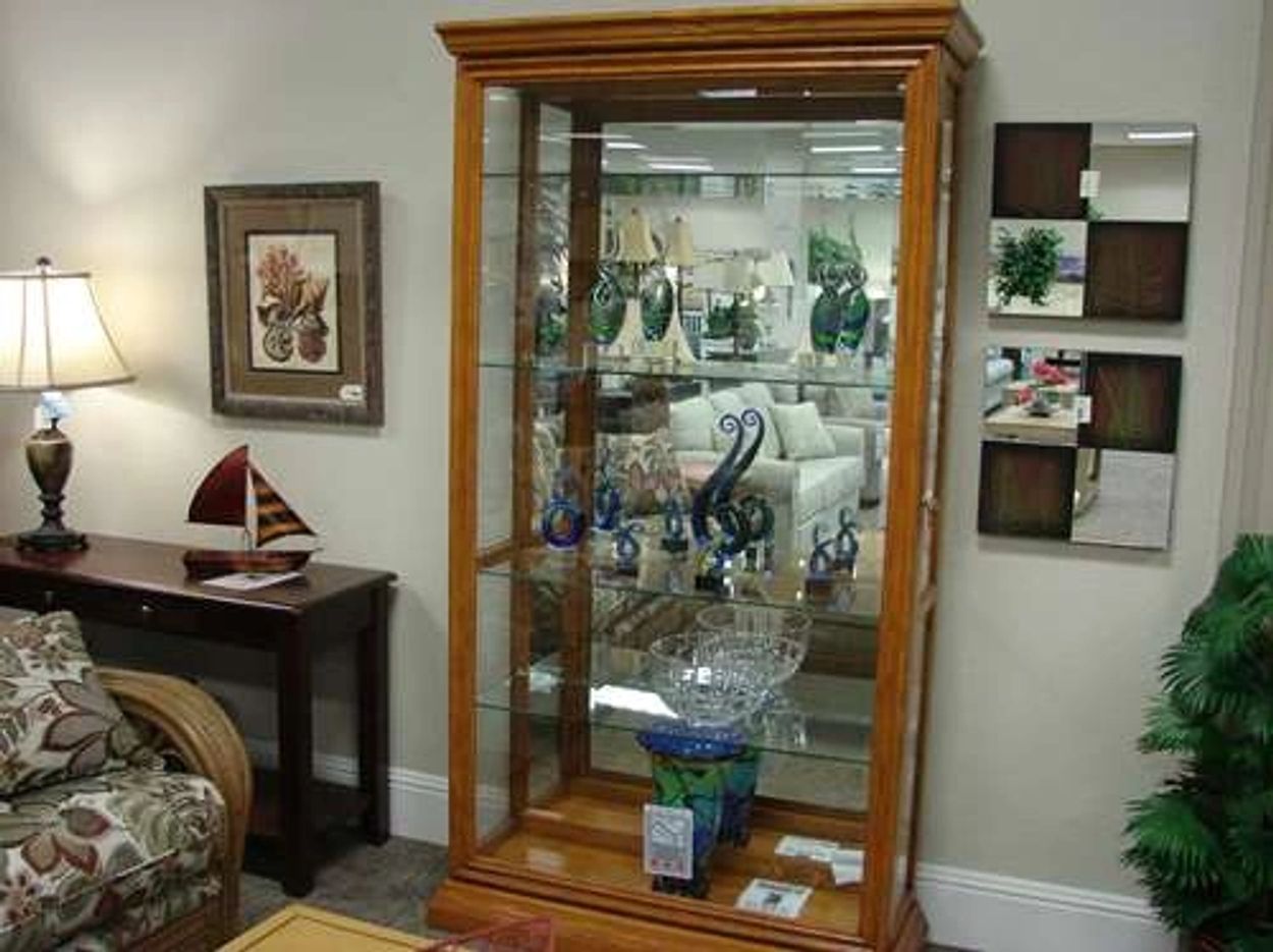 Pulaski Furniture Curio Glass Cabinet