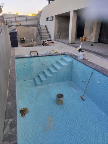 Recubrimiento de Azulejo Veneciano, para Alberca 3x6x1.4 en Club de Golf la Loma SLP.