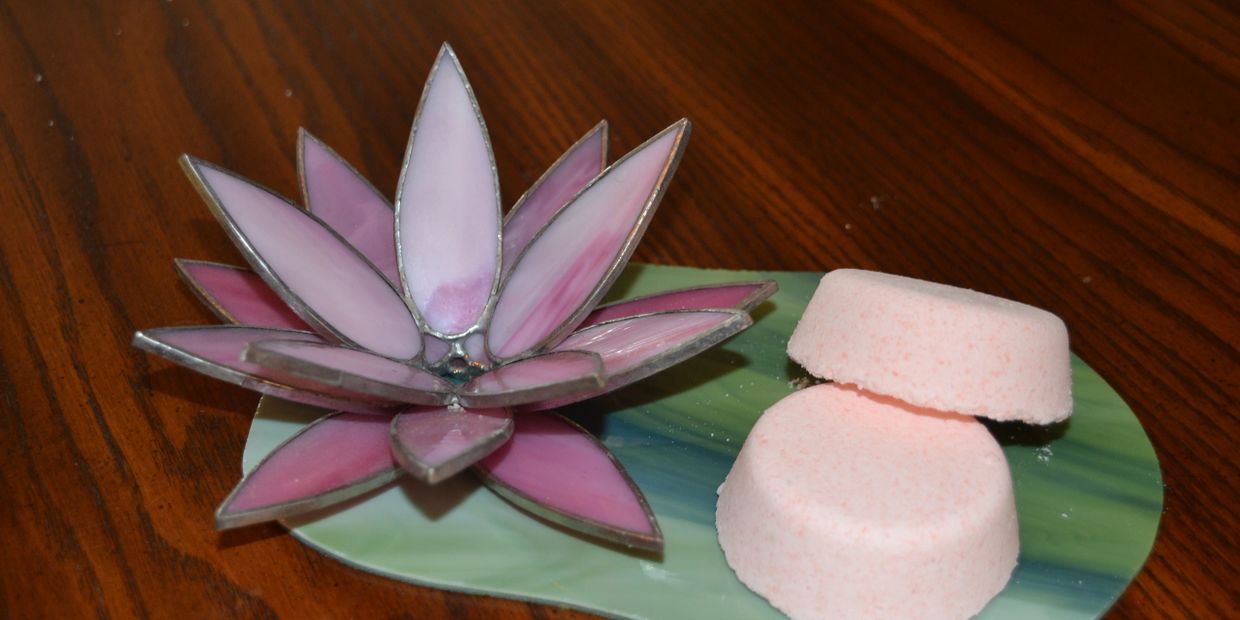 Bath bombs with waterlily