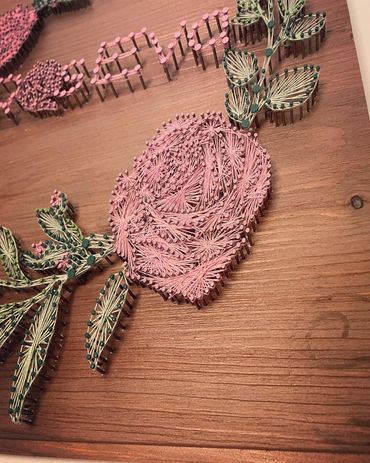 Détails d'une rose en clous et fils