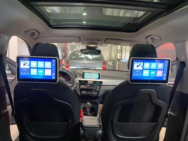 Pantallas-cabezal-instaladas-en-un-Bmw-x2