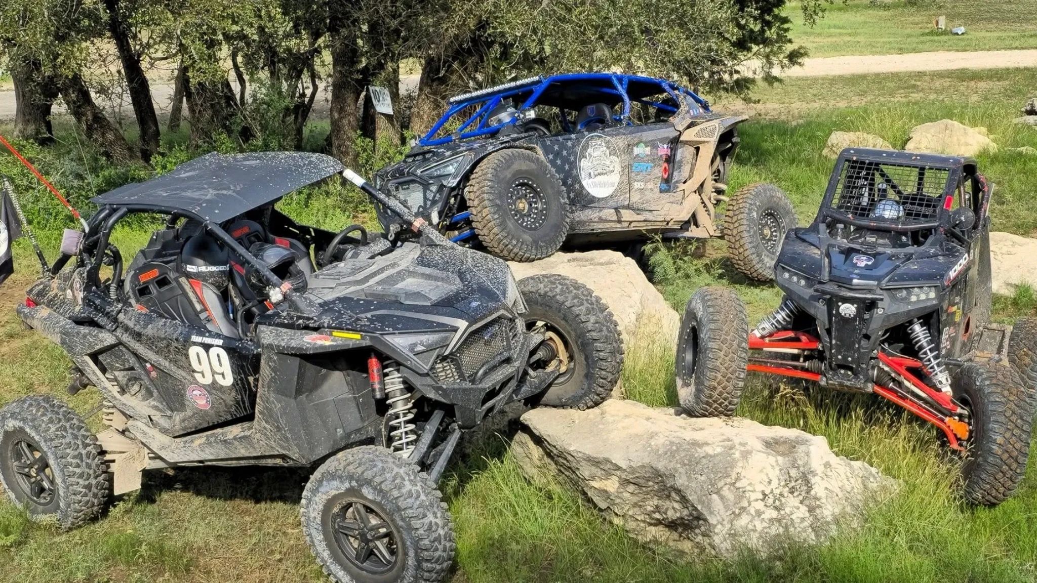 A simple white brushstroke circle on a black background.