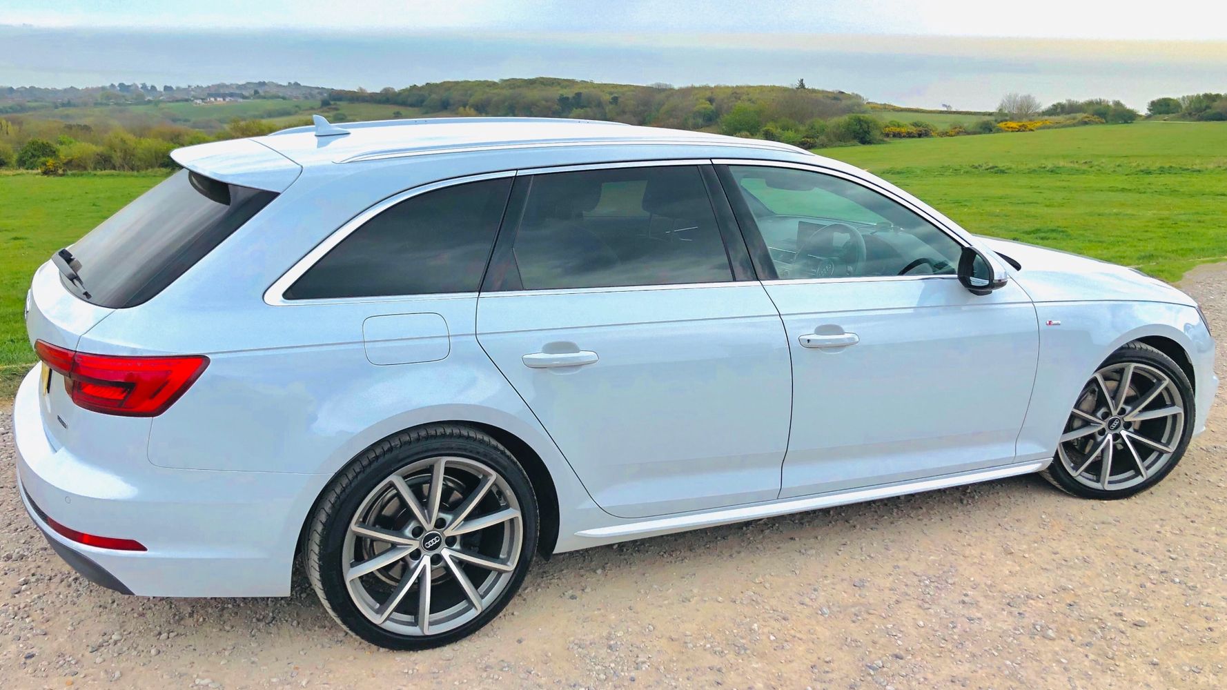 Airport transfer. Chauffeur hire.