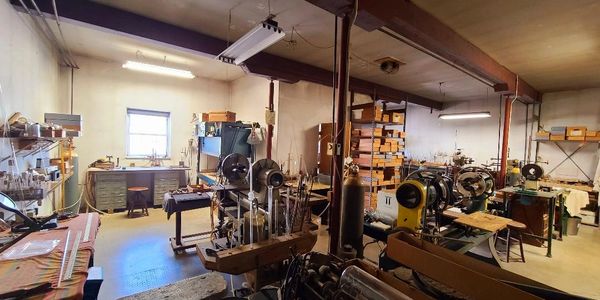 Laboratory glass blower. R & D glass blowing. Prototype glass ware. Lab glass blowers. Lab glass blo