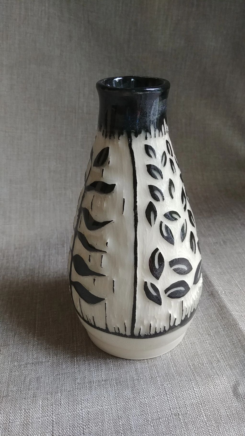 Black and White Bud Vase, Black and cream white stoneware. 5" tall. Free delivery in Chittenden
