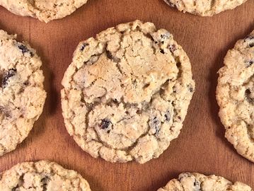 These oatmeal raisin cookies are tasty and chewy with sweet vanilla flavor.