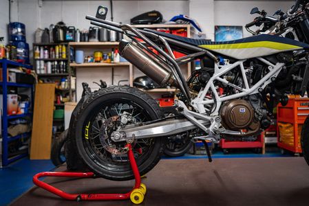 Husqvarna supermoto custom Motorcycle frame modification