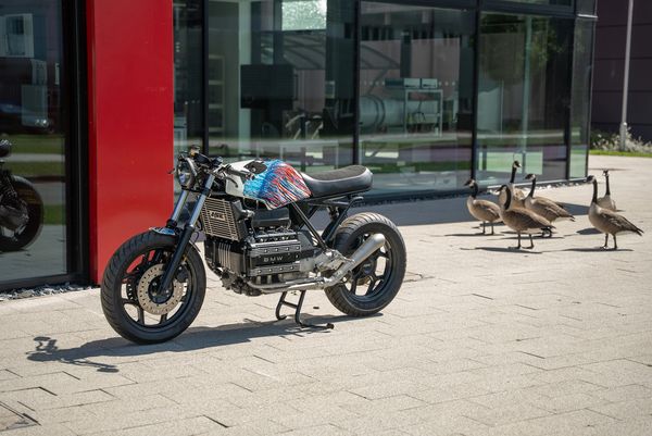 BMW K100 "art attack" bespoke build with paint in collaboration with Ian Cook from @popbangcolour