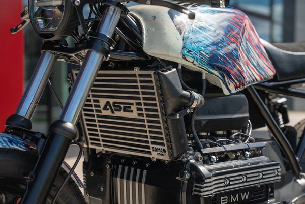 BMW K100 "art attack" bespoke build with paint in collaboration with Ian Cook from @popbangcolour