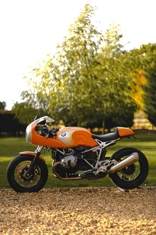 BMW R Nine-T Racer s painted in the iconic colour scheme of the R90S from the 70s