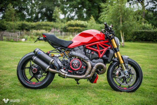 Custom Ducati 1200S monster