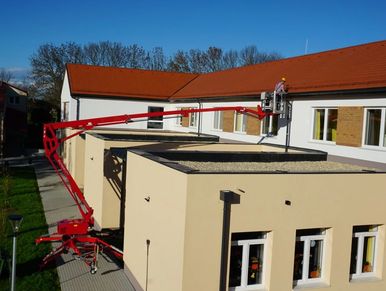 Telescopic boom for maximum side reach